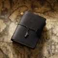 Carnet de voyage classique en cuir noir véritable avec pendentif statue de la liberté. - Format passeport / Noir Crazy Horse