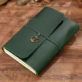 Vintage dunkelgrünes Leder Notizbuch mit bronzenem Anker Anhänger und elastischem Band. - A5-Modell / Crazy Horse Dunkelgrün
