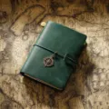 Carnet de Voyage en Cuir Vert Vintage avec Pendentif Boussole et Sangle Variante Article - Format passeport / Vert Foncé Crazy Horse