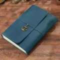 Dunkelblaues Leder-Reisetagebuch Notizbuch mit Vintage Anker Anhänger und elastischem Band. - A5-Modell / Crazy Horse Bläulich