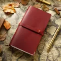 Carnet de notes en cuir vintage couverture agenda passeport avec lanière et fermoir. - Coupe régulière / Bordeaux