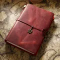 Carnet de voyage en cuir véritable vintage avec pendentif gouvernail, agenda rustique chic. - Modèle A5 / Rouge Vin Crazy Horse
