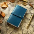 Carnet de voyage en cuir bleu avec fermeture par sangle, journal intime vintage élégant. - Taille portable / Teinte Bleutée