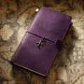 Carnet de voyage en cuir véritable violet journal vintage avec pendentif avion pour notes - Coupe régulière / Violet Crazy Horse