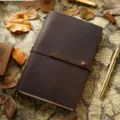 Carnet en cuir marron vintage avec sangle et stylo en laiton, journal fait main. - Modèle A5 / Café