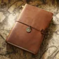 Journal de voyage carnet en cuir marron vintage avec pendentif métallique et lanière cadeau. - Modèle A5 / Marron Crazy Horse