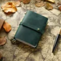 Carnet de voyage en cuir de vachette vert foncé avec fermeture à lanière et belle couverture rétro. - Format passeport / Vert Foncé