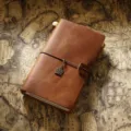 Carnet de voyage vintage en cuir véritable avec pendentif couronne et fermeture élastique. - Taille portable / Marron Crazy Horse