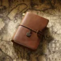 Carnet de voyage en cuir vintage, journal intime marron avec breloque couronne et style rétro. - Format passeport / Marron Crazy Horse