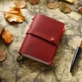 Carnet de notes en cuir rouge vintage, étui passeport avec sangle, style rétro chic. - Format passeport / Bordeaux