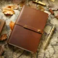 Carnet de notes en cuir marron vintage avec fermeture a laniere et fond carte ancienne. - Modèle A5 / Marron