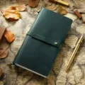 Carnet de voyage en cuir vert foncé couverture de passeport vintage journal fait main - Coupe régulière / Vert Foncé