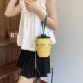 Schicke gelbe Erdbeer-Eimertasche mit Perlen und Goldkette für modebewusste Damen. - Gelb