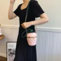 Handgefertigte rosa Erdbeer-Perlen-Beuteltasche mit goldener Kette und grünem Blatt-Detail - Rosa