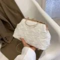 Elegante bolso de noche blanco con flores 3D cadena dorada y cierre de diamantes - Blanco