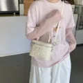 Elegante bolso de mano tipo caja blanco crema con pedrería y correa fina - Blanco Roto