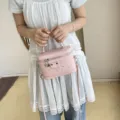 Elegante bolso de mano rosa tipo caja con detalles de tachuelas para estilo de verano - Rosa