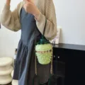 Stilvolle hellgrüne perlbestickte Erdbeertasche mit goldener Kette für Damen im Sommer - Grün