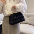 Elegante bolso de noche negro con rosas 3D y un lujoso cierre de pedrería dorada - Negro