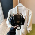 Sac à main vintage en cuir souple noir avec fermoir métallique rétro - Noir