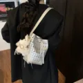 Modische silberne hohle Beuteltasche mit Spitzenanhänger, Sommer Crossbody-Tasche - Silber mit Anhänger