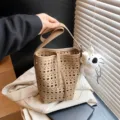Stilvolle khaki hohle Eimer Tasche mit süßem Teddybär Anhänger für Damen Mode - Khaki Mit Anhänger