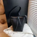 Schwarze, lasergeschnittene hohle Leder-Eimertasche mit verstellbarem Gurt - Schwarz Einzeltasche