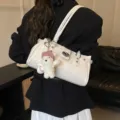 Elegante weiße Retro-Baguette-Schultertasche mit Silberschnalle und süßem Bärenanhänger - Mit Anhänger / Weiß
