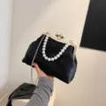Elegante zwarte florale avondclutch met een parelhandvat en gouden schouderketting - Zwart