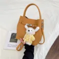 Gelbe Retro-Eimertasche mit Lychee-Narbenstruktur und klassischem Schloss-Design - Mit Anhänger / Gelb