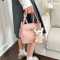 Elegante rosa Eimer-Handtasche aus Kunstleder mit einem süßen weißen Hasen-Anhänger - Mit Anhänger / Rosa