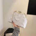 Elegante witte 3D bloemen avondclutch met luxe parel handvat en ketting - Wit