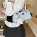 Elegante hellblaue Vintage-Baguette-Schultertasche mit Schnalle und Bärenanhänger - Mit Anhänger / Blau