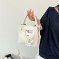 Retro cremeweiße Eimertasche mit Litschi-Muster, Metallschloss und Plüsch-Anhänger - Mit Anhänger / Weiß