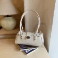 Vintage cremeweiße Baguette-Schultertasche für Damen mit silbernem Hardware-Schlossdesign - Einzelne Tasche / Weiß