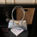 Retro Baguette-Schultertasche in metallischem Silber mit Schloss und Nietendetails - Einzelne Tasche / Silber