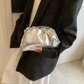 Modieuze zilveren metallic geplooide wolkentas met elegante metalen sluiting voor dames - Zilver