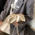 Stijlvolle goudkleurige metallic geplooide cloud bag met riem. - Goud