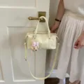 Sac Boston crème élégant en cuir souple avec charmant pendentif en forme d'ours - Avec Pendentif / Jaune