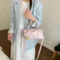 Chic sac Boston rose pastel avec un joli charme d'ours en peluche et bandoulière réglable - Avec Pendentif / Rose