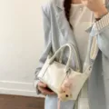 Sac d'oreiller élégant en cuir souple blanc cassé avec un adorable charme d'ours en peluche - Avec Pendentif / Blanc
