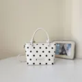 Elegante weiße Beuteltasche im koreanischen Stil mit schicken schwarzen Punkten und Gurt - Einzelne Tasche / Gebrochenes Weiß