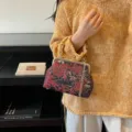 Καλλιτεχνική κεντητή βραδινή τσάντα με λαβή από μπαμπού και λουλουδάτο σχέδιο πάντα. - Λαβή από μπαμπού / Μαύρο