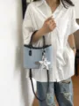 Sac cabas décontracté en denim bleu clair avec poignées noires et breloque étoile - Argent Bleu (Avec Breloque)