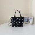 Klassische schwarz-weiße Polka-Dot Eimertasche mit Tragegriff und Umhängeriemen - Einzelne Tasche / Schwarz
