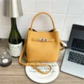 Gelbe Eimer-Handtasche mit Litschi-Muster, Vintage-Silberschloss und Tragegriff oben - Bag Only (Without Pendant) / Gelb