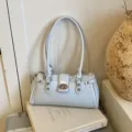 Vintage hellblaue Lackleder-Baguette-Tasche mit eleganter Metallschließe - Einzelne Tasche / Blau