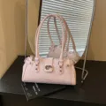 Vintage rosa Unterarmtasche im Baguette-Stil mit Drehverschluss - Einzelne Tasche / Rosa