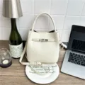 Vintage cremeweiße Beuteltasche aus genarbtem Leder mit Schloss und Schultergurt - Bag Only (Without Pendant) / Weiß