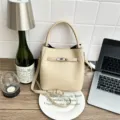 Elegante beige Eimer-Handtasche aus genarbtem Leder mit Schloss und Umhängegurt - Bag Only (Without Pendant) / Khaki
